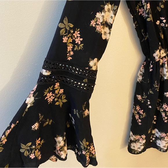 Hollister romper, black with floral pattern, size small - Picture 4 of 4